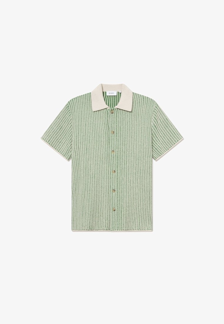 Camicia a maniche corte in tessuto a maglia verde chiaro, con colletto beige, bottoni frontali e motivo strutturato.
