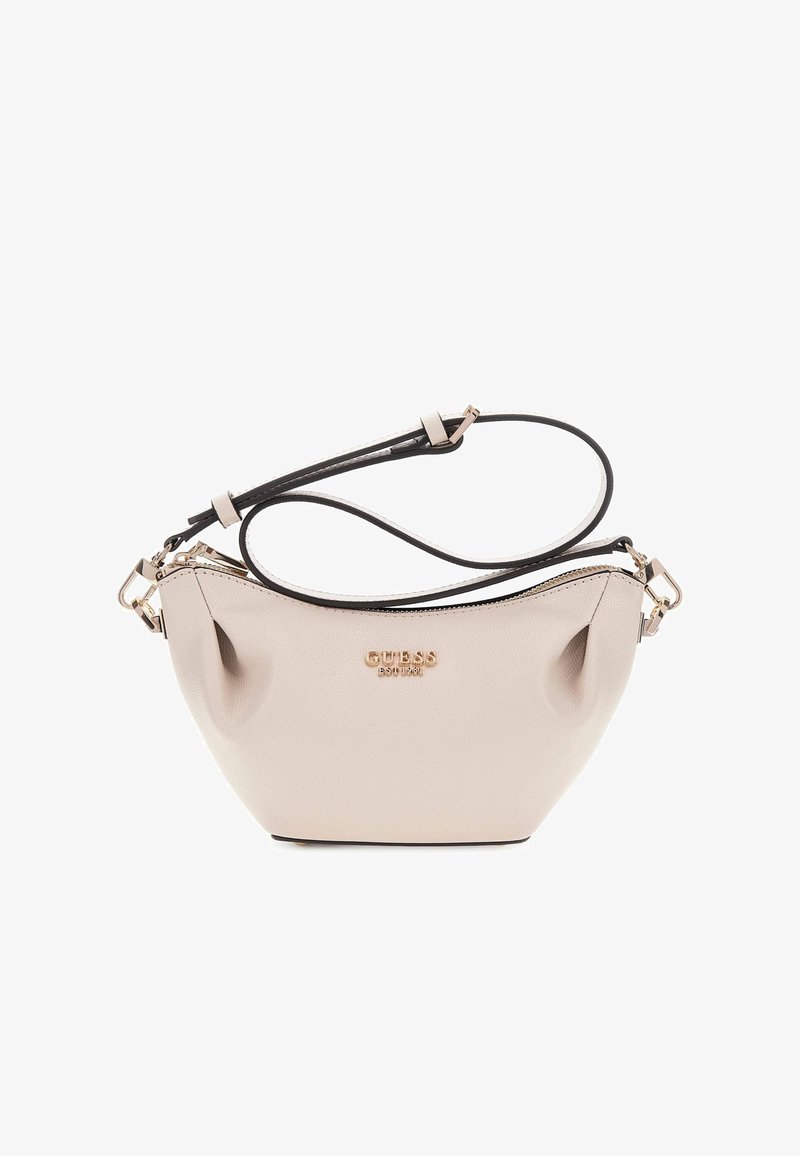 Borsa a mano in pelle beige con forma curva, tracolla nera, dettaglio logo dorato e chiusura con zip. Caratterizzata da una texture liscia e un design minimalista.