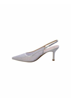 Scarpa con tacco alto argento con cinturino sul tallone, punta appuntita e tomaia in mesh decorata con piccoli strass lucenti.