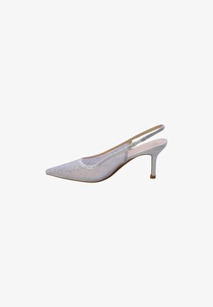 Scarpa con tacco alto argento con cinturino sul tallone, punta appuntita e tomaia in mesh decorata con piccoli strass lucenti.