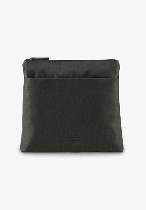 Bolsa de tela negra con una textura suave, con cierre de cremallera y un bolsillo frontal. Logotipo de la marca impreso en la parte inferior. Forma rectangular.