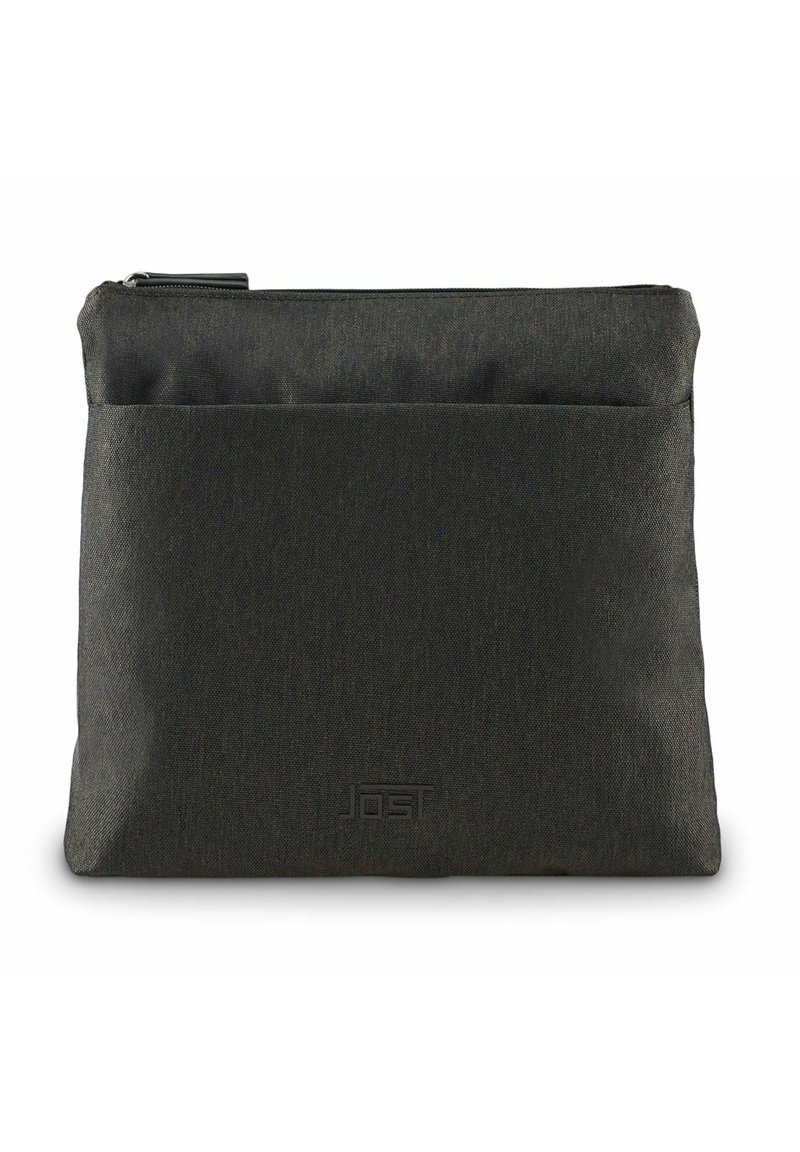 Bolsa de tela negra con una textura suave, con cierre de cremallera y un bolsillo frontal. Logotipo de la marca impreso en la parte inferior. Forma rectangular.