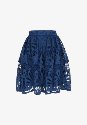 Suknja od tamnoplave čipke s naboranim slojevima, koja sadrži složene izrezane uzorke i teksturiranu završnu obradu. Prilagođeni pojas za sigurno pristajanje.