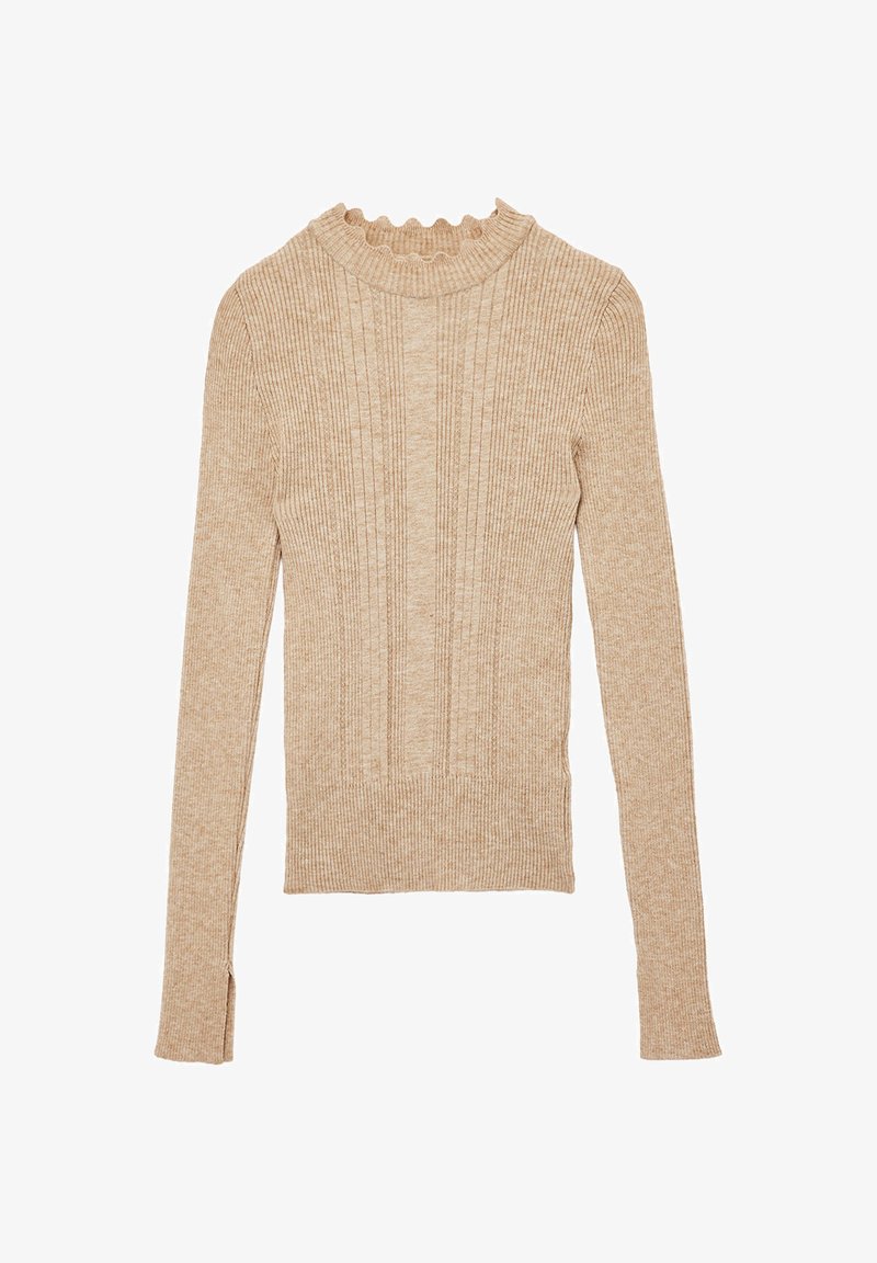 Suéter de punto beige con textura acanalada, mangas largas, cuello con bordes en forma de concha y rayas verticales. Presenta aberturas laterales en el dobladillo.