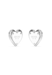 Orecchini a forma di cuore in acrilico trasparente con incisione del testo "GUESS EST. 1981", caratterizzati da bordi lisci e piccoli dettagli in hardware argentato.