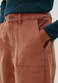QS MIT HIGH WAIST - Flared Jeans - zimt