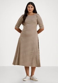 Rochie midi cu dungi maro și crem, cu decolteu rotund și mâneci scurte, realizată dintr-un material moale, cu croială lejeră și ușor vaporoasă, prevăzută cu buzunare laterale.