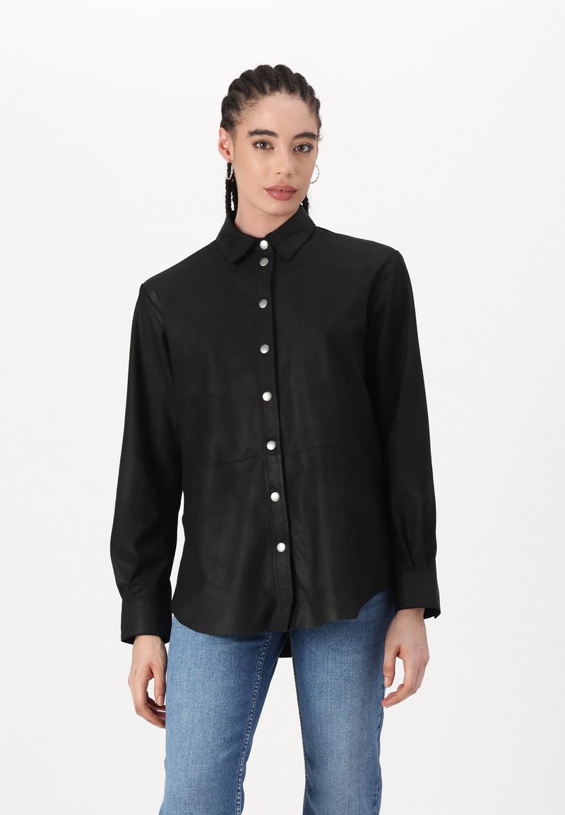 Camicia nera con bottoni, con colletto, maniche lunghe e texture liscia. Presenta bottoni argentati sul davanti e una vestibilità morbida.