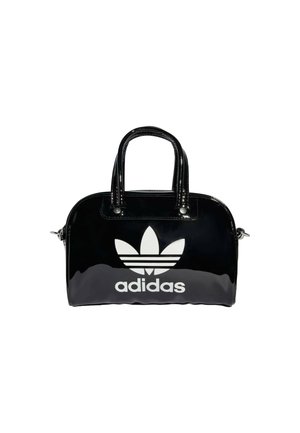 Czarna błyszcząca torba Adidas z podwójnymi uchwytami, z dużym białym logo trefoil i napisem "adidas" z przodu.