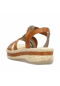 Bruine leren sandaal met uitsnijdingen, verstelbare achterband, gevoerde inlegzool en een rubberen zool met een gestructureerd gespetterd patroon.