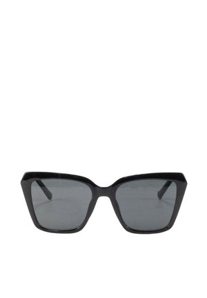 Gafas de sol rectangulares negras con montura gruesa y lentes tintados oscuros, vistas desde el frente sobre un fondo blanco.