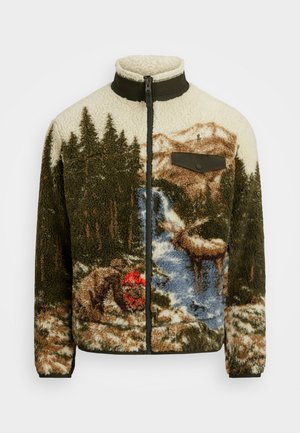 Fleecejakke med design af skov, flod, bjerg, elg og bjørn, med lynlås foran, høj krave og lomme i brunt med knapklap på brystet.