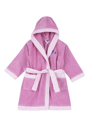 Różowy szlafrok z kapturem o miękkiej fakturze, z kontrastującym białym wykończeniem, dwiema przednimi kieszeniami i paskiem do związania. Posiada małe hafty truskawek.