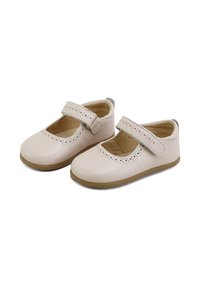 Zapatos Mary Jane de cuero beige claro con puntera redonda, diseño perforado en los bordes y una correa ajustable para un ajuste seguro.