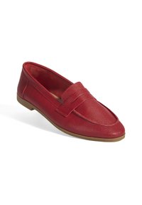 Rote Leder-Loafers mit strukturiertem Finish, einer flachen Gummisohle und einem dekorativen Riemen oben für zusätzliche Details.