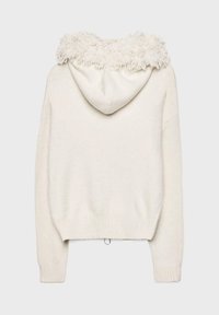 Biała sweter z teksturowanym, puszystym kapturem. Posiada ściągacze u mankietów i na dolnej krawędzi, ma krótki fason oraz małą pętelkę z tyłu.