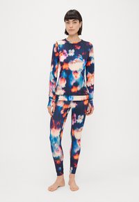 Set dolgih rokavov in legice v večbarvnem tie-dye vzorcu, s odtenki modre, roza in oranžne barve, izdelano iz raztegljive tkanine.