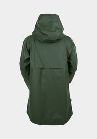 Grön vattentät jacka gjord av slätt, glänsande material, med en huva och detalj med ventilationsöppning på baksidan. Enkel, funktionell design utan utsmyckningar.