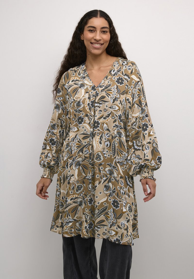 Haljina do koljena s cvjetnim uzorkom u zemljanim tonovima, s V-izrezom i napuhanim rukavima, izrađena od lagane tkanine s teksturiranim finishingom.