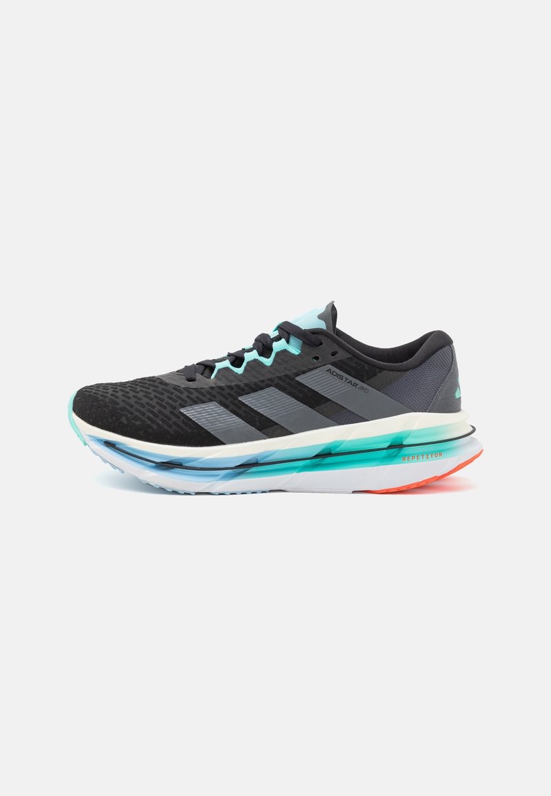 Chaussure de course noire et grise avec des accents bleu clair, semelle intermédiaire blanche et détail orange sur la semelle extérieure, vue de côté sur fond blanc.