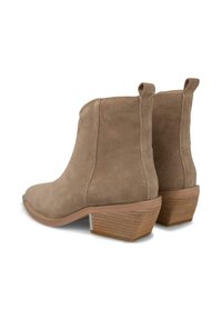 Botas de tobillo de ante beige con puntera redonda, tacón bajo y apilado, y lengüetas en la parte trasera para facilitar su puesta. Detalle de suela texturizada.