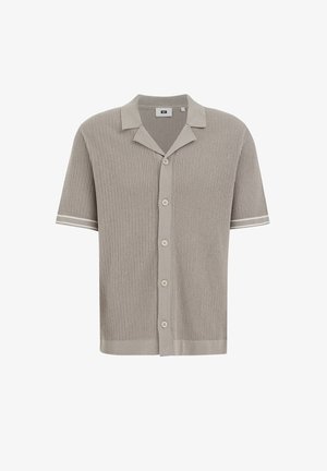 Cárdigan beige de punto, mangas cortas, con un patrón texturizado, cierre frontal con botones, cuello y puños con rayas blancas.