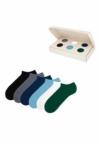 Zestaw ośmiu skarpetek niskich w kolorach czarnym, szarym, granatowym, jasnoniebieskim, białym i zielonym. Zapakowane w beżowe pudełko z okrągłymi wycięciami do ekspozycji.