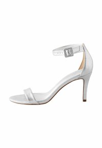 Sølv højhælede sandaler med en slank ankelrem, åben tå og en glat metalfinish. Har en beskeden blokhæls og et minimalistisk design.