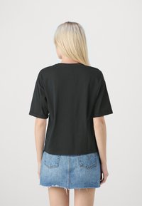 ONLY ONLAMY PEARL BOX - Trükipildiga T-särk - black