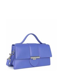 Borsa a tracolla in pelle viola con forma strutturata, manico superiore e tracolla removibile. Ha una chiusura a pattina e accenti in metallo argentato.