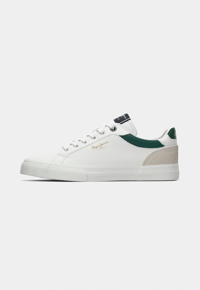 Witte sneaker met een rubberen zool, voorzien van een groene acccent en een beige textieloverlay op de hiel. Vetersluiting met een ronde neus.