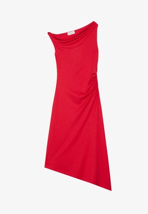 Punane, ühe õlaga kleit sileda kangaga. Omab drapeeritud disaini koos koondatud detailiga vöökohal ja asümmeetrilise äärega.