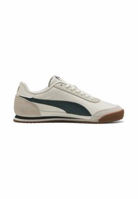 Hvide lædersneakers med mørkegrønne accenter, ruskinds hæl og brun gummisål. Har et klassisk design og snørebåndslukning.