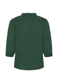 Bluză verde, texturată, cu mâneci trei sferturi, decolteu strâns și umeri ușor bufanți, concepută cu o croială lejeră și într-o culoare uniformă.