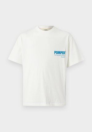Valkoinen puuvillapaita lyhyillä hihoilla. Rintakuvassa sininen teksti: "POMPEII We Champion Walking (Madrid)." Yksinkertainen muotoilu.