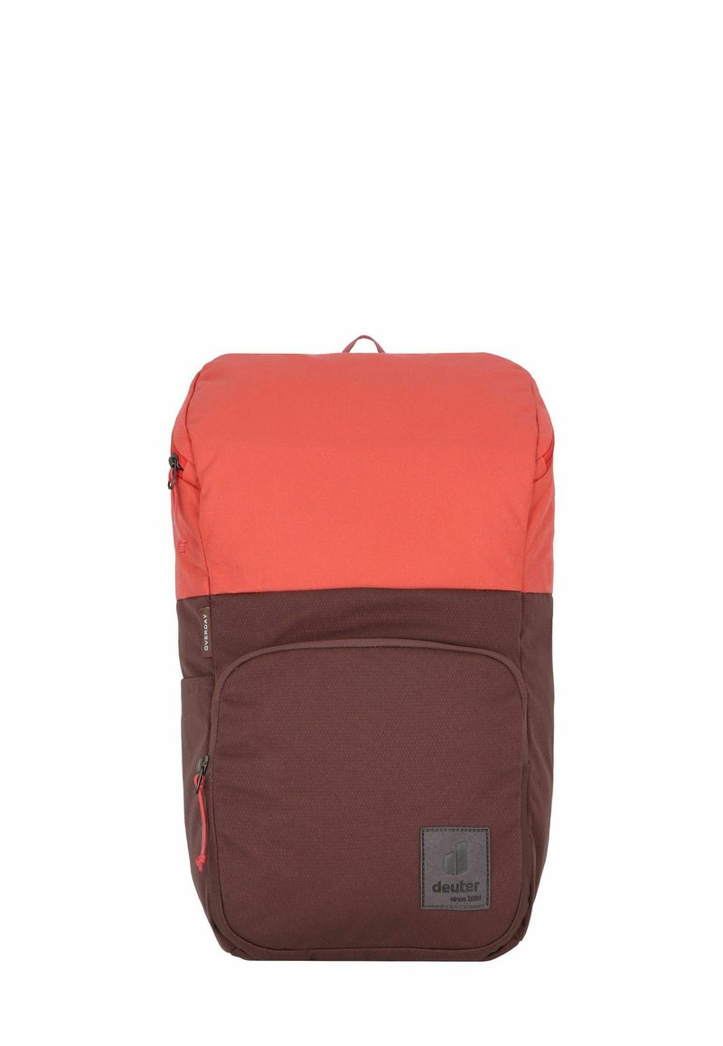 Zaino rettangolare bicolore con parte superiore arancione e parte inferiore marrone scuro, tasca frontale con zip e patch del logo Deuter.
