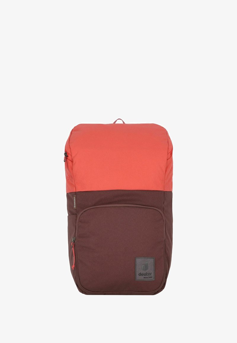 Mochila rectangular bicolor con sección superior naranja y sección inferior marrón oscuro, bolsillo frontal con cremallera y parche del logo de la marca Deuter.