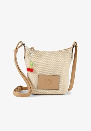 Beige geweven crossbodytas met verstelbare riem, tan lederen patch aan de voorkant en een kleine rode kersen sleutelhanger bevestigd bij de rits.
