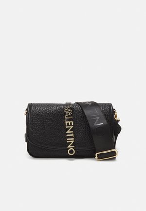 Borsa a tracolla in pelle nera con superficie testurizzata, hardware color oro e tracolla in tela con il logo "Valentino".