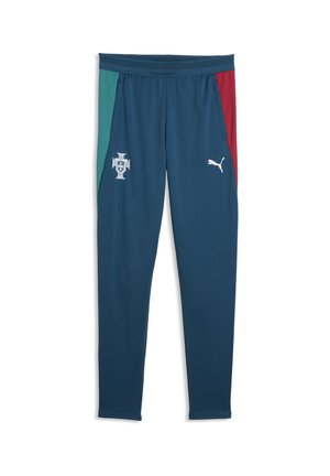 Donkerblauwe sportbroek met groene en rode zijpanelen, elastische tailleband, Portugees voetbalwapen op de linker dij en Puma-logo op de rechter dij.