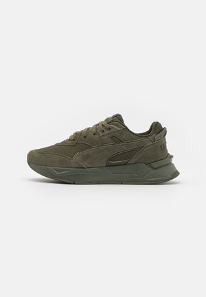 Baskets de sport en daim vert olive et mesh avec fermeture à lacets et semelle épaisse texturée, vues de côté sur un fond blanc.