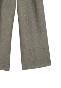 Pantalons larges gris en tissu texturé, avec une coupe décontractée et un design épuré sans embellissements.