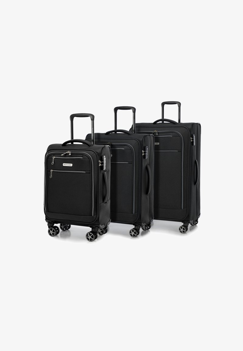 Tři černé kufry na kolečkách různých velikostí mají textilní materiál, více zipových přihrádek a čtyři otáčecí kolečka.