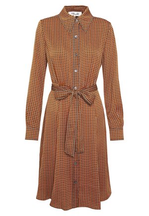 Oranssigeometrisella kuviolla varustettu pitkähihainen nappilista pitempi mekko, jossa on terävä kaulus ja vyötärönauha.