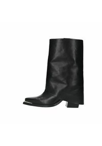 Zwarte leren enkelboot met een vierkante neus, hoge schacht en blokhak. Bevat een gevouwen ontwerp en een metallic accent op de neus.