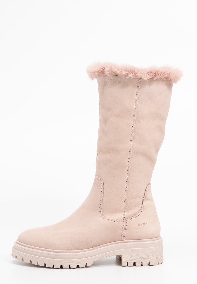 Kozaki do kolan w kolorze pudrowym, wykonane z zamszu, z sztucznym futerkiem, płaską podeszwą i przeszyciami. Posiadają gumową podeszwę dla lepszej przyczepności.