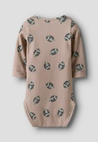 Lichtroze langekous romper met een geribbelde textuur, met een speels patroon van rugbyballen in donkergrijs en witte accenten.