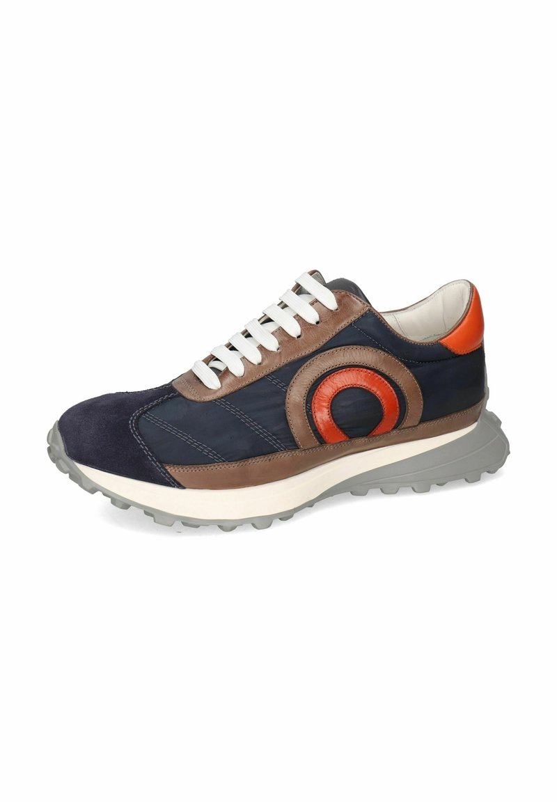 Marineblaue und braune Sneaker mit weißen Schnürsenkeln, die an der Seite einen kreisförmigen orangen Akzent aufweisen. Strukturierter Stoff und Gummisohle für besseren Grip.