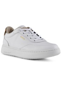 Hvide snørresneakers lavet af læder, med en polstret krave, en tekstureret tan inderside og en diskret leopardprint-detalje på hælen.