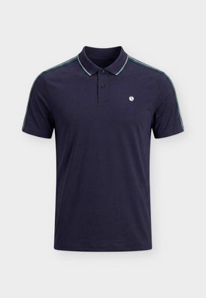 Polo de manga corta azul marino con tapeta de dos botones, ribete a rayas verdes y blancas en el cuello y los hombros, pequeño logo blanco en el pecho.